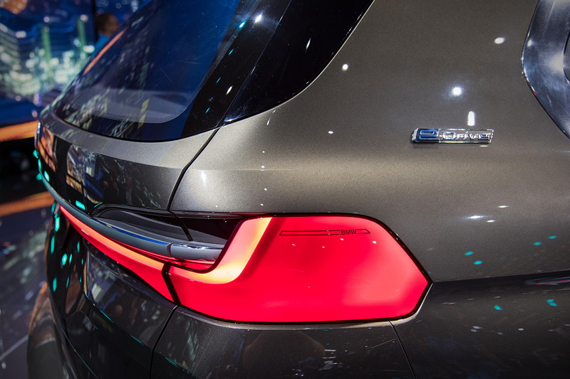BMW Concept X7 iPerformance, R�cklicht, eDrive Schriftzug auf der C-S�ule