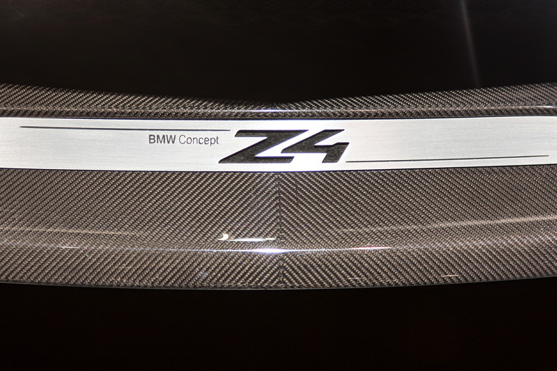 BMW Concept Z4, Frontlippe aus Carbon mit Z4 Logo.