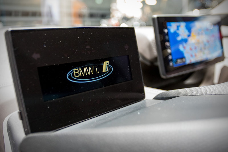 BMW i3s, Innenraum mit Tacho (vorne) und Bordbildschirm auf der Mittelkonsole