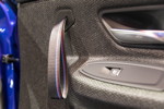 BMW M4 CS, Innenraum mit Türverkleidung aus Naturfaser und Handschlaufe mit M Streifen