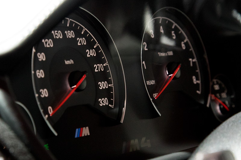 BMW M4 CS, Tacho-Instrumente