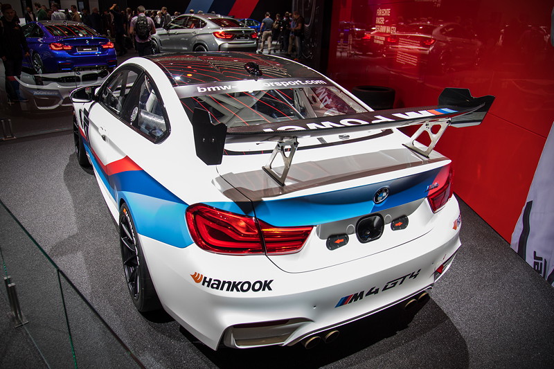 BMW M4 GT4 mit aufflligem Heckspoiler aus Carbon