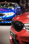 BMW M5 First Editon in Frozen Dark Red Metallic neben dem BMW M5 in Marina Bay Blue, IAA 2017