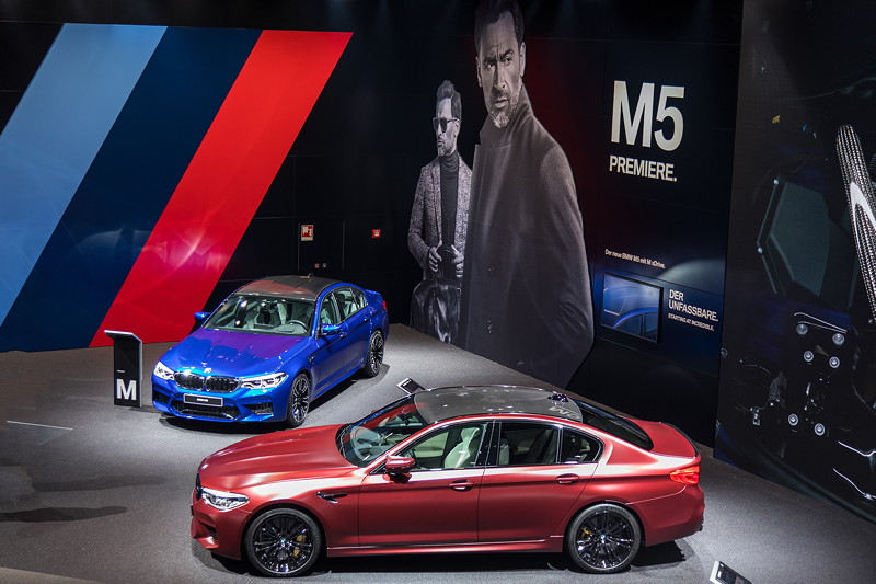 BMW M5 First Editon in Frozen Dark Red Metallic neben dem BMW M5 in Marina Bay Blue, IAA 2017