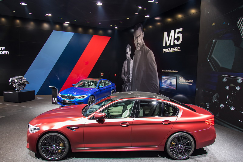 BMW M5 First Editon in Frozen Dark Red Metallic neben dem BMW M5 in Marina Bay Blue, IAA 2017