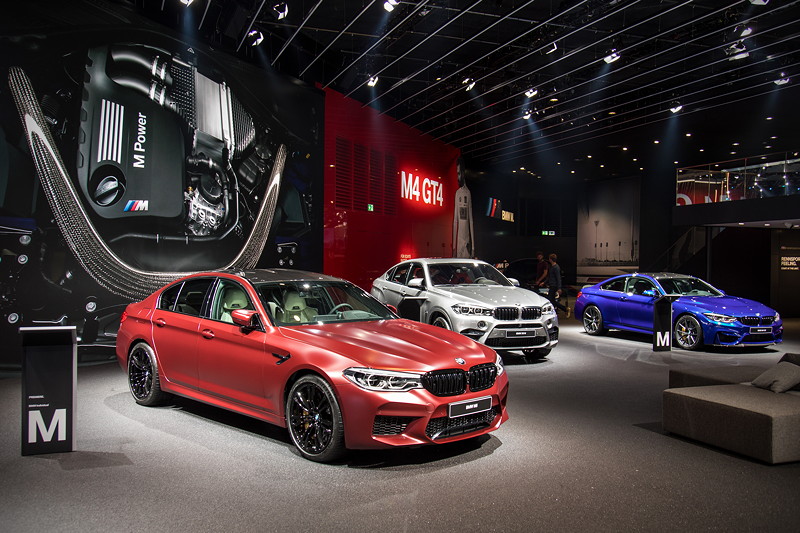 BMW M5 First Editon neben BMW X6 M und BMW M4 CS in der BMW M Ausstellung auf der IAA 2017
