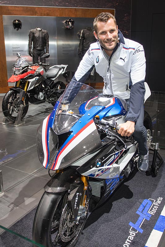 Martin Tomczyk auf dem wohl teuersten BMW Motorrad aller Zeiten: der BMW HP4 Race zu 80.000 Euro