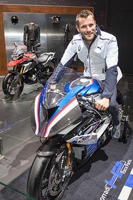 Martin Tomczyk auf dem wohl teuersten BMW Motorrad aller Zeiten: der BMW HP4 Race zu 80.000 Euro