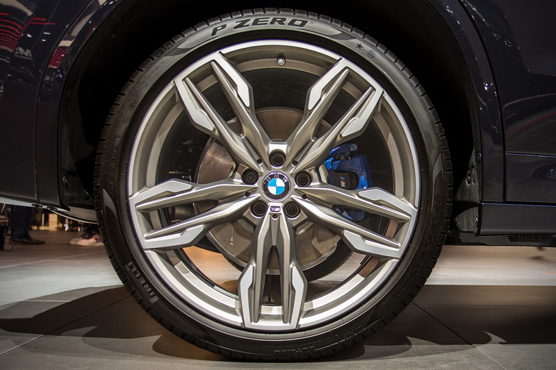 BMW X3 xDrive M40i auf 21 Zoll Felge, Typ Doppelspeiche 718 M mit Mischbereifung 245/40 R 21 (1.390,- Aufpreis), blau lackierter Bremssattel