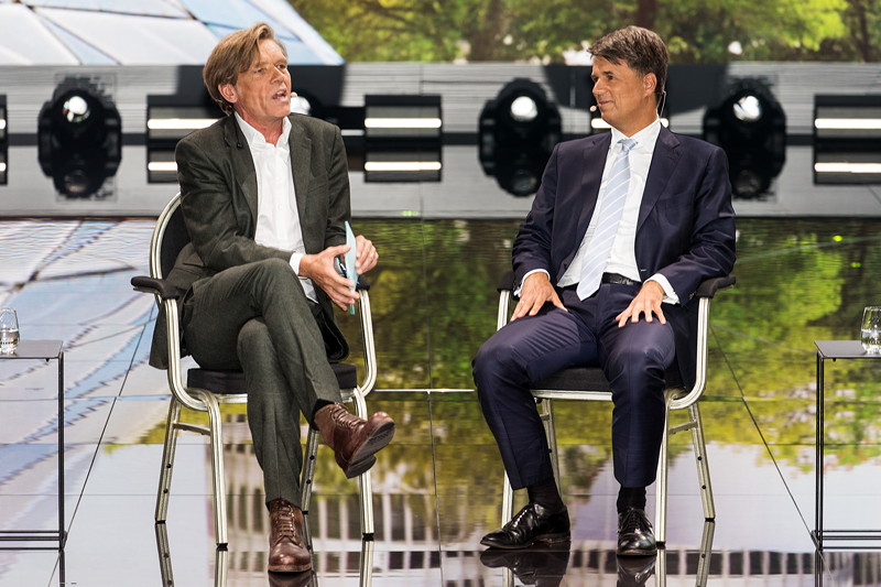 Dialog Harald Krger, Vorsitzender des Vorstands der BMW AG, undHajo Schumacher, deutscher Autor und Journalist.