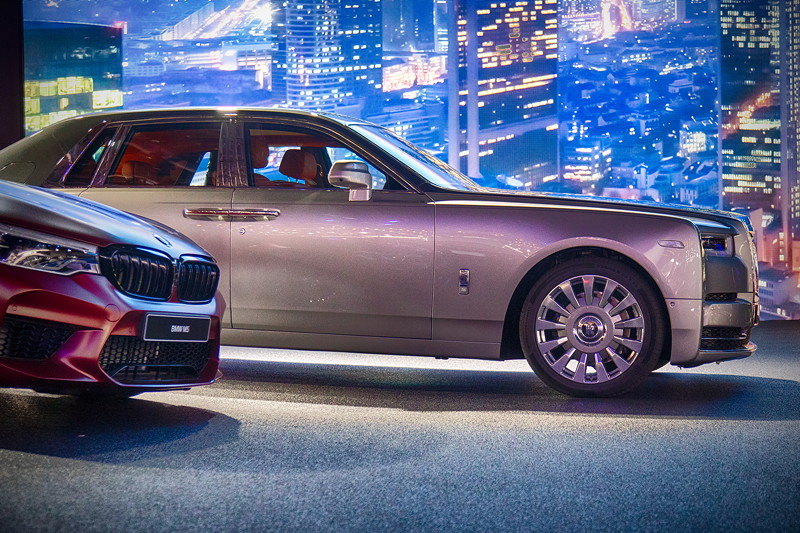 Der ganz neue Rolls-Royce Phantom neben dem ebenfalls ganz neuem BMW M5 auf der IAA 2017.