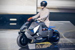 BMW Motorrad Concept Link, fahrend - mit leicht 'pfeiffendem' Motorgeräusch - präsentiert während der BMW Pressekonferenz. 