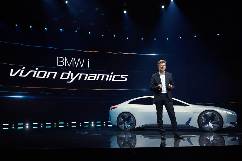BMW Entwicklungsvorstand Klaus Frhlich stellte den BMW i Vision Dynamics auf der IAA der Presse vor.