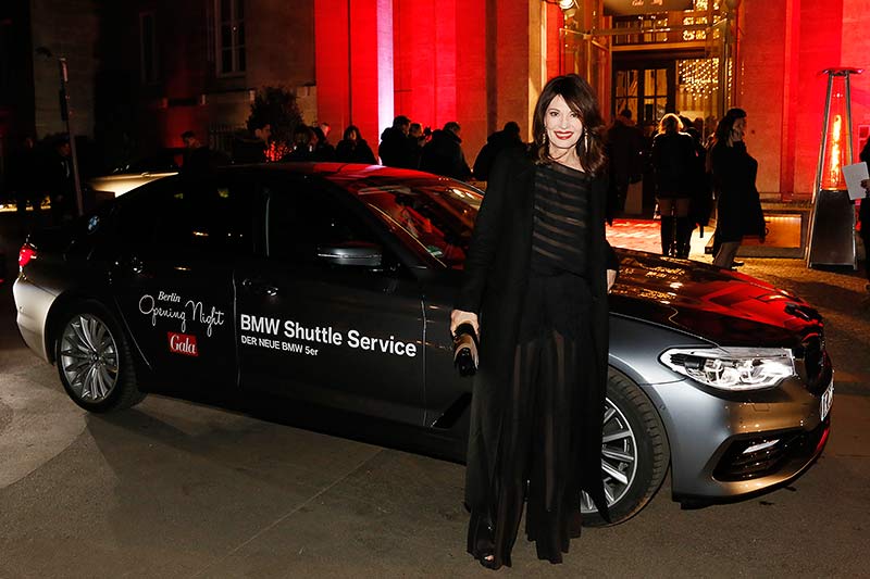Iris Berben und die neue BMW 5er Limousine bei der 'Berlin Opening Night' 2017 am 8. Februar 2017 whrend der 67. Internationalen Filmfestspielen in Berlin.