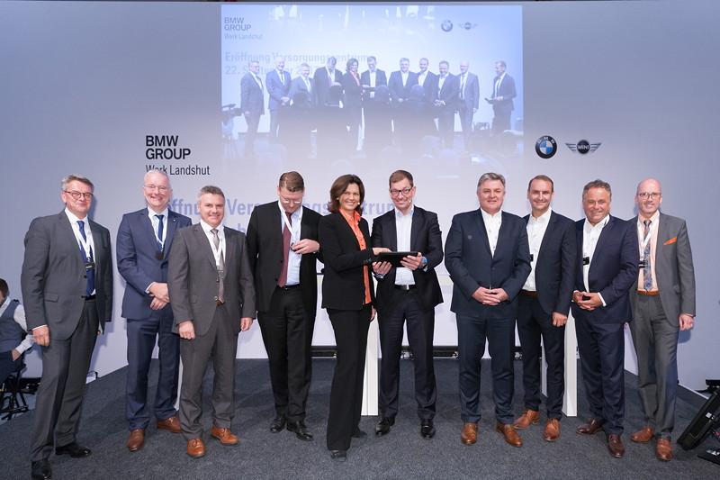 Symbolische Inbetriebnahme des neuen Versorgungszentrums im BMW Group Werk Landshut per Fingerdruck auf ein Tablet