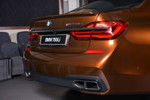 BMW M760Li xDrive M Performance in Chestnut Bronze, mit Alpina Heckspoiler