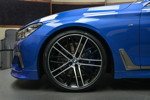BMW M760Li in Estoril-Blau, auf 21 Zoll M Performance Rädern, Kreuzspeiche 650 M Bicolor schwarz / glanzgedreht