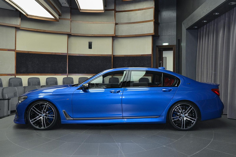 BMW M760Li in Estoril-Blau, mit seitlichem Spoiler, Chromleiste in Cerium Grey - exklusiv fr die 7er V12-Variante