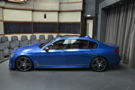 BMW M760Li in Estoril-Blau im Show-Room von BMW Abu Dhabi Motors