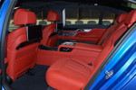 BMW M760Li in Estoril-Blau, mit roter Innenausstattung und Executive Lounge