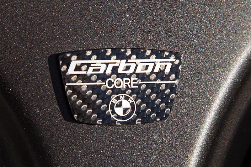 BMW M760Li xDrive, Carbon-Core Signet im Trholm
