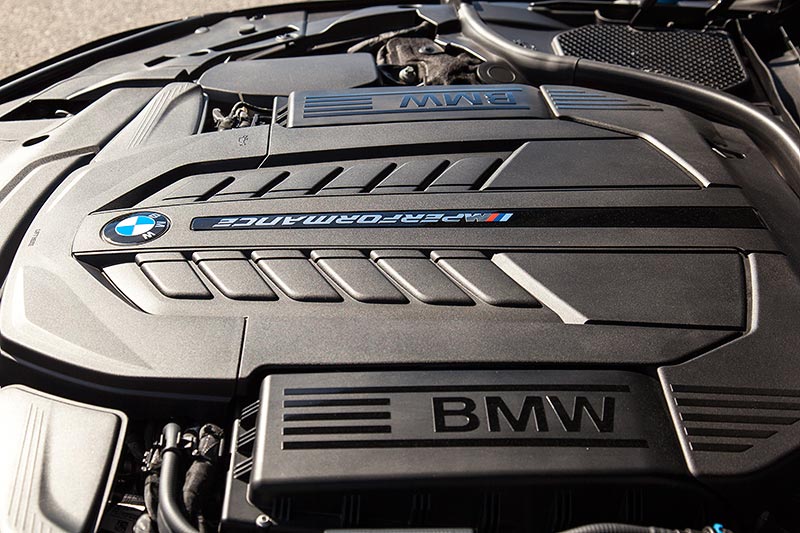 BMW M760Li xDrive, V12-Motor mit M Performance Schriftzug