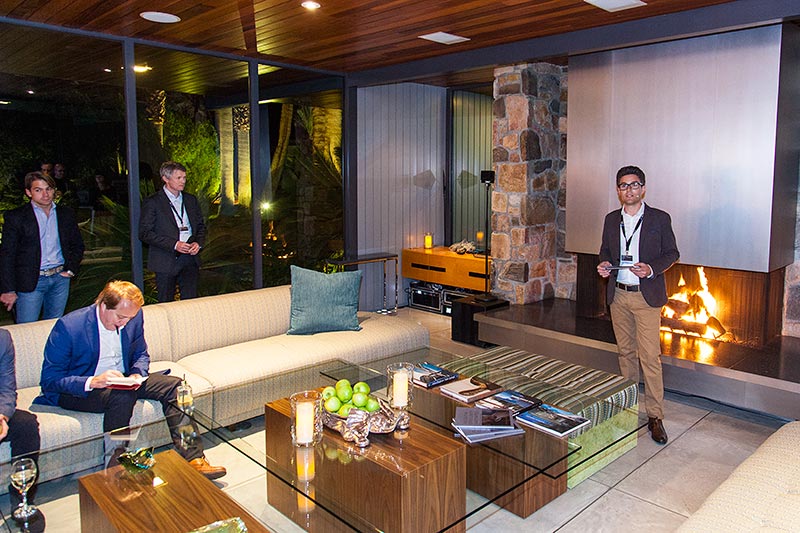 'Get together' im Haus '432 Hermosa'. BMW Pressesprecher Matthias Bode begrt die Teilnehmer.