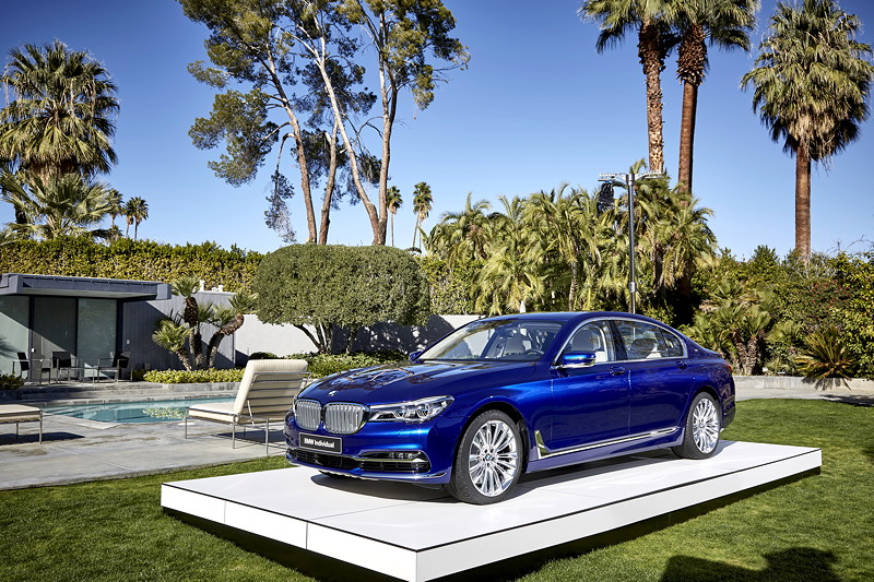 BMW M 760 Li Excellence Individual in der erstmalig lieferbaren Aussenfarbe San Marino blau metallic