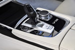 BMW M 760 Li xDrive Excellence, Fahrerlebnisschalter, Schalthebel und iDrive Touch Controller auf der Mittelkonsole