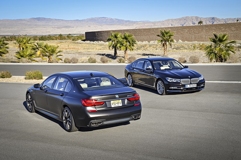 BMW M 760 Li xDrive M Performance neben dem BMW M 760Li xDrive Excellence