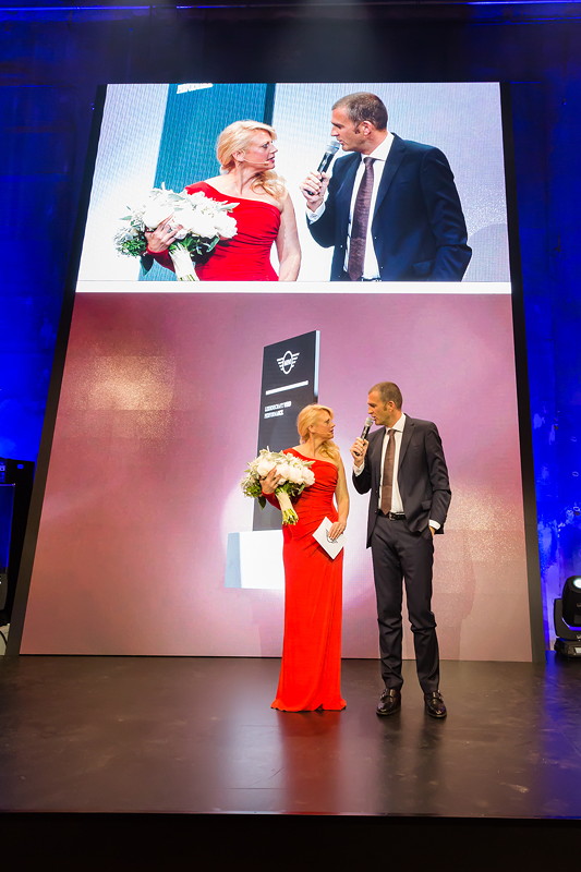 Gastgeber des Abends Christian Ach, Leiter Vertrieb MINI Deutschland, mit Moderatorin Barbara Sch�neberger. Die Preisverleihung der MINI Awards 2016 am 04. Mai 2017 im Kunstkraftwerk in Leipzig.