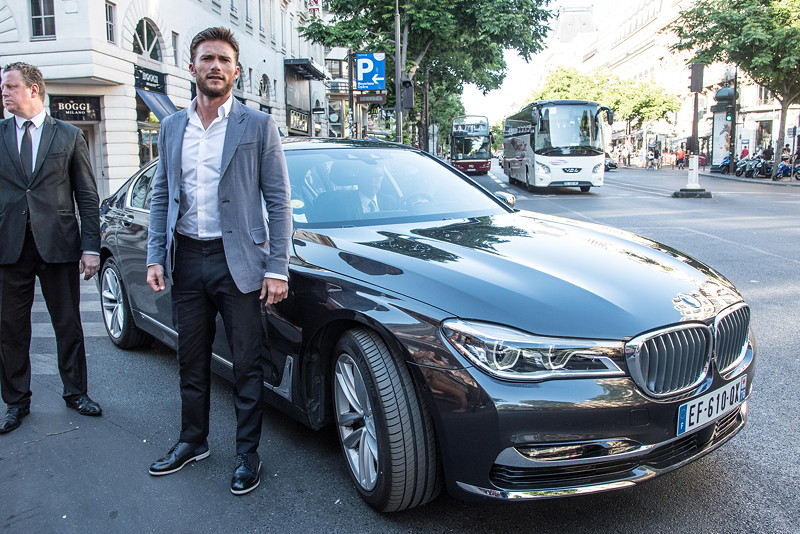 Hollywood-Star Scott Eastwood und BMW beim exklusiven Fan-Screening von 'Overdrive' in Paris.