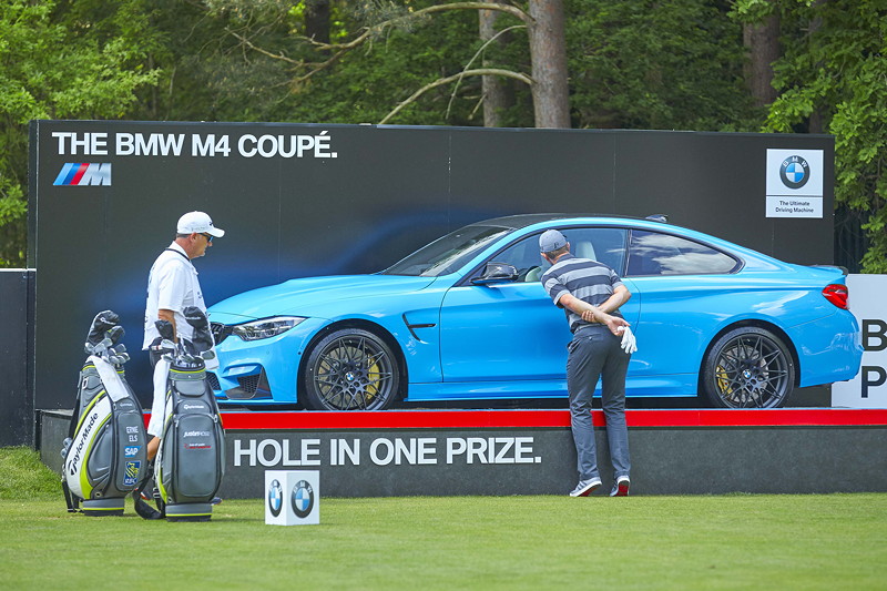 BMW PGA Championship 2017, Justin Rose schaut sich das ausgestellte BMW M4 Coup an