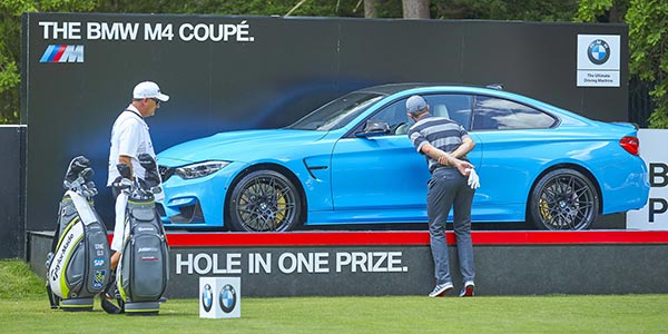 BMW PGA Championship 2017, Justin Rose schaut sich das ausgestellte BMW M4 Coup an