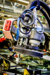 Leichtbauroboter tragen Kleber auf Scheiben auf, BMW Group Werk Leipzig