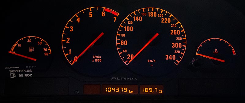 BMW Alpina B12 5,7, Tacho-Instrumente bis 340 km/h