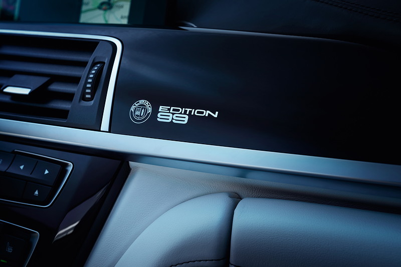 BMW Alpina B4 S BiTurbo Edition 99, Schriftzug im Innenraum