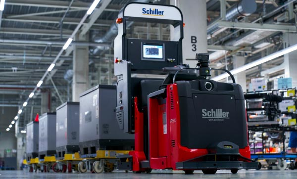 Ein autonomer Routenzug versorgt die Portionierzonen der Trenvormontage im BMW Group Werk Dingolfing mit Teilen aus dem Lager