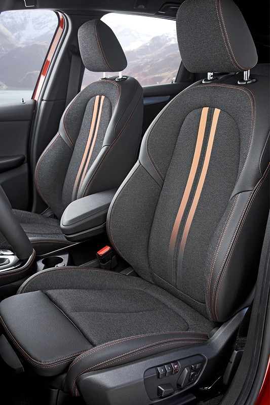 BMW 2er Active Tourer (Facelift 2018), exklusive Materialien und neue Sitzbezge in Stoff-Sensatec und Leder werten den Innenraum auf.