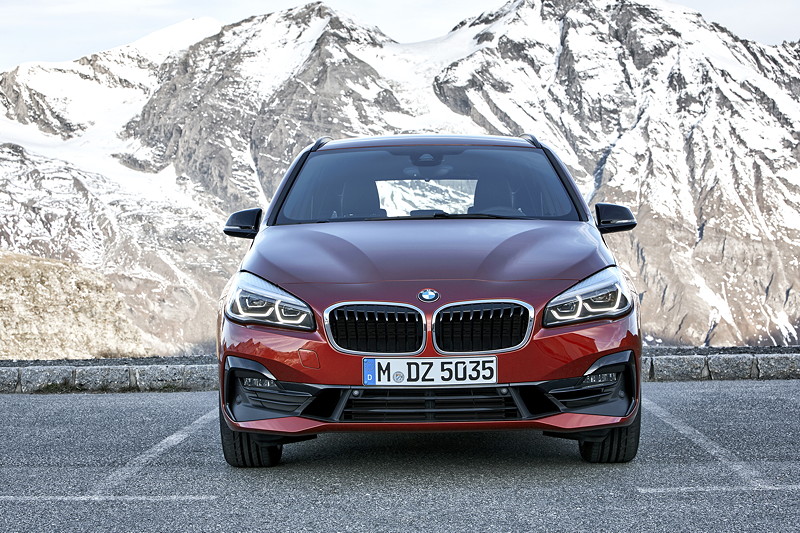 BMW 2er Active Tourer (Facelift 2018), neue Frontoptik mit breitem, durchgehendem Lufteinlass und prsenterer Niere.