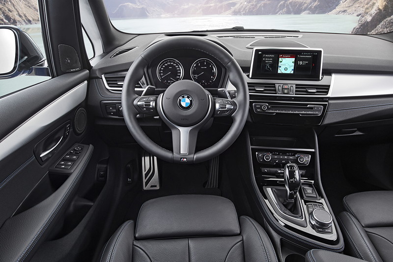 Foto: BMW 2er Gran Tourer (Facelift 2018), exklusive Materialien und neue  Sitzbezüge in Stoff-Sensatec und Leder werten den Innenraum auf.  (vergrößert)