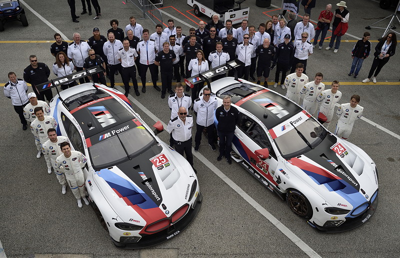 Team-Foto beim 24h Rennen von Daytona im Januar 2018 mit dem neuen BMW M8 GTE.
