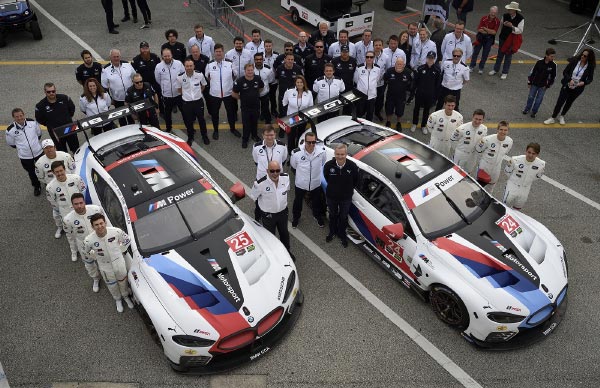Team-Foto beim 24h Rennen von Daytona im Januar 2018 mit dem neuen BMW M8 GTE.
