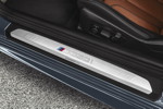 BMW 8er Coupé, beleuchtete Einstiegsleiste mit M Logo und Carbon Schriftzug