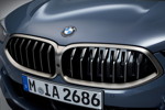 BMW 8er Coupé, groß dimensionierte und tief angeordnete BMW Niere, weist eine hexagonale, nach unten hin breiter werdende Kontur auf.