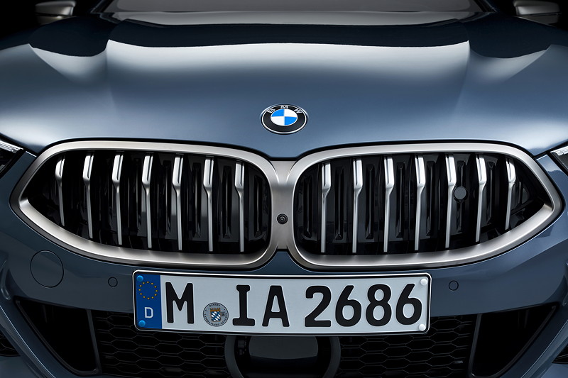 BMW 8er Coup, BMW Niere, Elemente werden von einem durchgehenden Rahmen miteinander verbunden