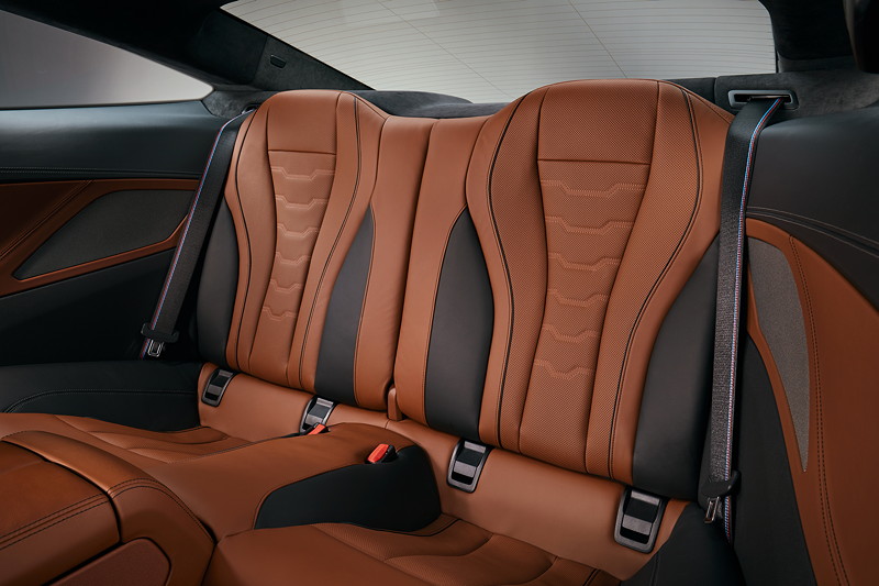 BMW 8er Coup�, Fondsitze mit tiefer Sitzposition, so dass Kopfst�tzen entbehrlich wurden.