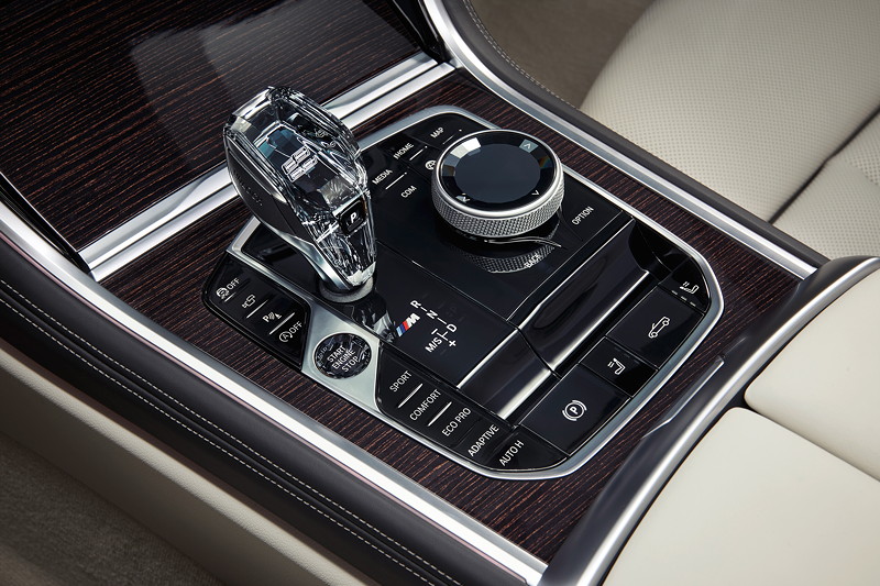 BMW 8er Cabriolet, Mittelkonsole mit Automatik-Schalthebel, iDrive Touch Controller und Fahrerlebnisschalter.