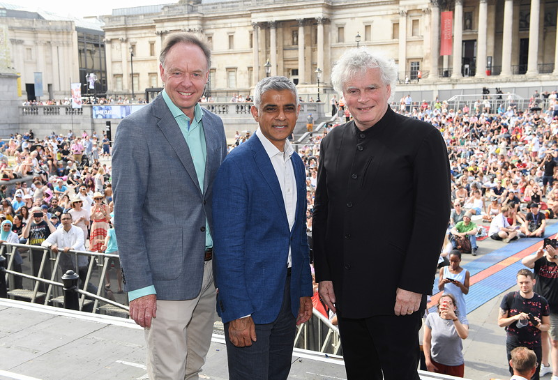BMW Classics 2018 auf dem Trafalgar Square in London: Ian Robertson, Sadiq Khan (Brgermeister von London) und Sir Simon Rattle (musikalischer Direktor, London Symphony Orchestra).