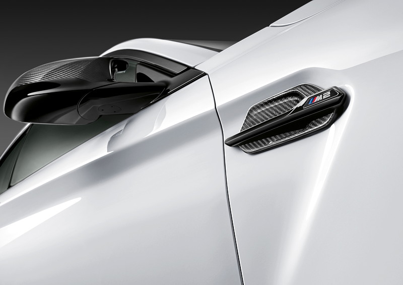 MW M2 Competition mit BMW M Performance Parts, Air Breather, Zierstab Carbon, Außenspiegelkappe Carbon.